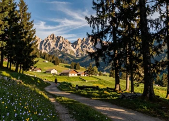 Senderista contemplando el Valle Varaita desde el bosque de Alevé, con picos de los Alpes Cotios al fondo