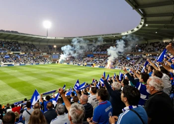 Estadio de Riazor lleno de aficionados del Deportivo de La Coruña con bufandas y banderas azul y blanco