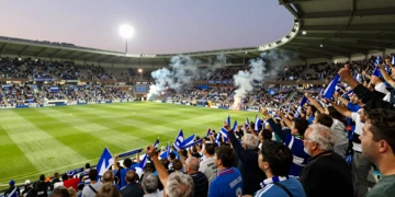 Estadio de Riazor lleno de aficionados del Deportivo de La Coruña con bufandas y banderas azul y blanco
