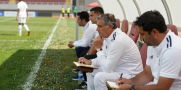 Mourinho sentado en el banquillo con un cuaderno en el debut de su etapa como entrenador del Real Madrid