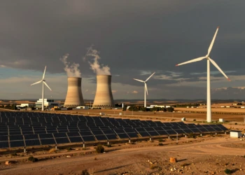 Turbinas eólicas y paneles solares junto a las torres de la central nuclear de Almaraz en Extremadura al atardecer