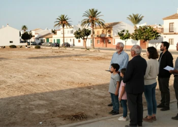 Vecinos de Santiago de la Ribera observan el solar donde se construirá el nuevo centro de salud de Murcia.