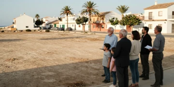 Vecinos de Santiago de la Ribera observan el solar donde se construirá el nuevo centro de salud de Murcia.