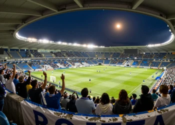 Aficionados del Deportivo de La Coruña llenan Riazor con bufandas azul y blancas en el regreso del club a la élite