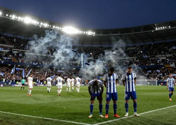 Jugadores del Deportivo de La Coruña cabizbajo en el césped tras caer ante el Real Madrid en Primera División