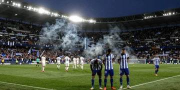 Jugadores del Deportivo de La Coruña cabizbajo en el césped tras caer ante el Real Madrid en Primera División