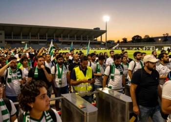 Aficionados del Córdoba CF agolpados en los tornos de acceso al estadio El Arcángel en el estreno liguero