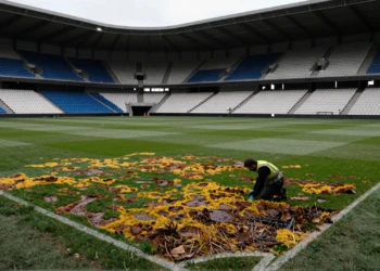 Estadio Abanca Balaídos con manchas de hongo en el césped, vacío y bajo luz gris atlántica