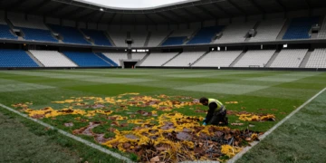 Estadio Abanca Balaídos con manchas de hongo en el césped, vacío y bajo luz gris atlántica
