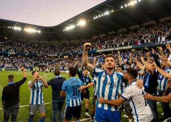 Aubameyang celebra su gol en Riazor en el regreso del Deportivo de La Coruña a Primera División