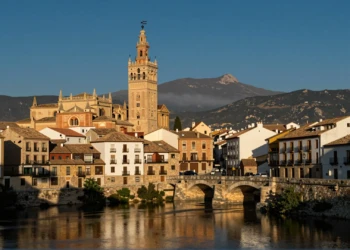 Skyline histórico de Tarazona con la catedral mudéjar reflejada en el río Queiles y el Moncayo al fondo