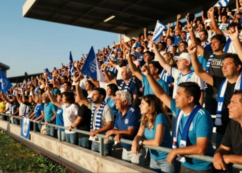 Aficionados del Real Zaragoza con bufandas azules y blancas en las gradas, viviendo un momento histórico