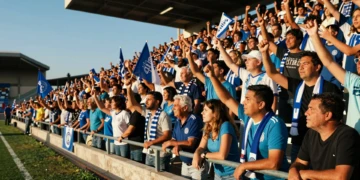 Aficionados del Real Zaragoza con bufandas azules y blancas en las gradas, viviendo un momento histórico