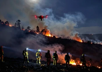 Bomberos trabajan de noche en el incendio de la Vall d'Uixó con 9.300 hectáreas calcinadas en la Sierra de Espadán
