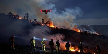 Bomberos trabajan de noche en el incendio de la Vall d'Uixó con 9.300 hectáreas calcinadas en la Sierra de Espadán