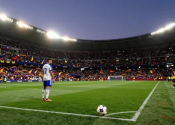Futbolista en el círculo central de un estadio español repleto al atardecer, en el arranque de la temporada de LaLiga