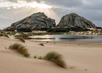 Vista panorámica de Monte Louro con dunas doradas, laguna salobre y cimas de granito en la costa atlántica gallega