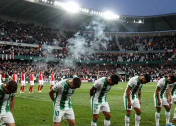 Jugadores del Córdoba CF cabizbajo tras perder el derbi ante el Granada CF en LaLiga Hypermotion