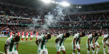 Jugadores del Córdoba CF cabizbajo tras perder el derbi ante el Granada CF en LaLiga Hypermotion