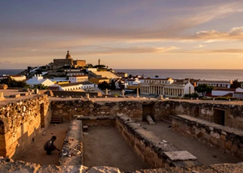 Vista panorámica de Cartagena al atardecer con ruinas romanas, murallas púnicas y el mar Mediterráneo al fondo