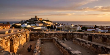 Vista panorámica de Cartagena al atardecer con ruinas romanas, murallas púnicas y el mar Mediterráneo al fondo