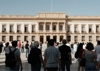 Ciudadanos frente a edificio gubernamental en Murcia, representando habitantes ignorados en la financiación autonómica