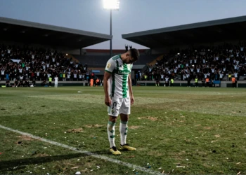 Jugador del Córdoba CF cabizbajo en el centro del campo tras una nueva derrota en zona de descenso