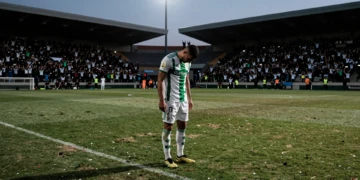 Jugador del Córdoba CF cabizbajo en el centro del campo tras una nueva derrota en zona de descenso