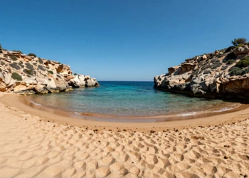 Cala virgen de la Costa Cálida de Murcia con dunas fósiles ocres, arena dorada y aguas cristalinas turquesa